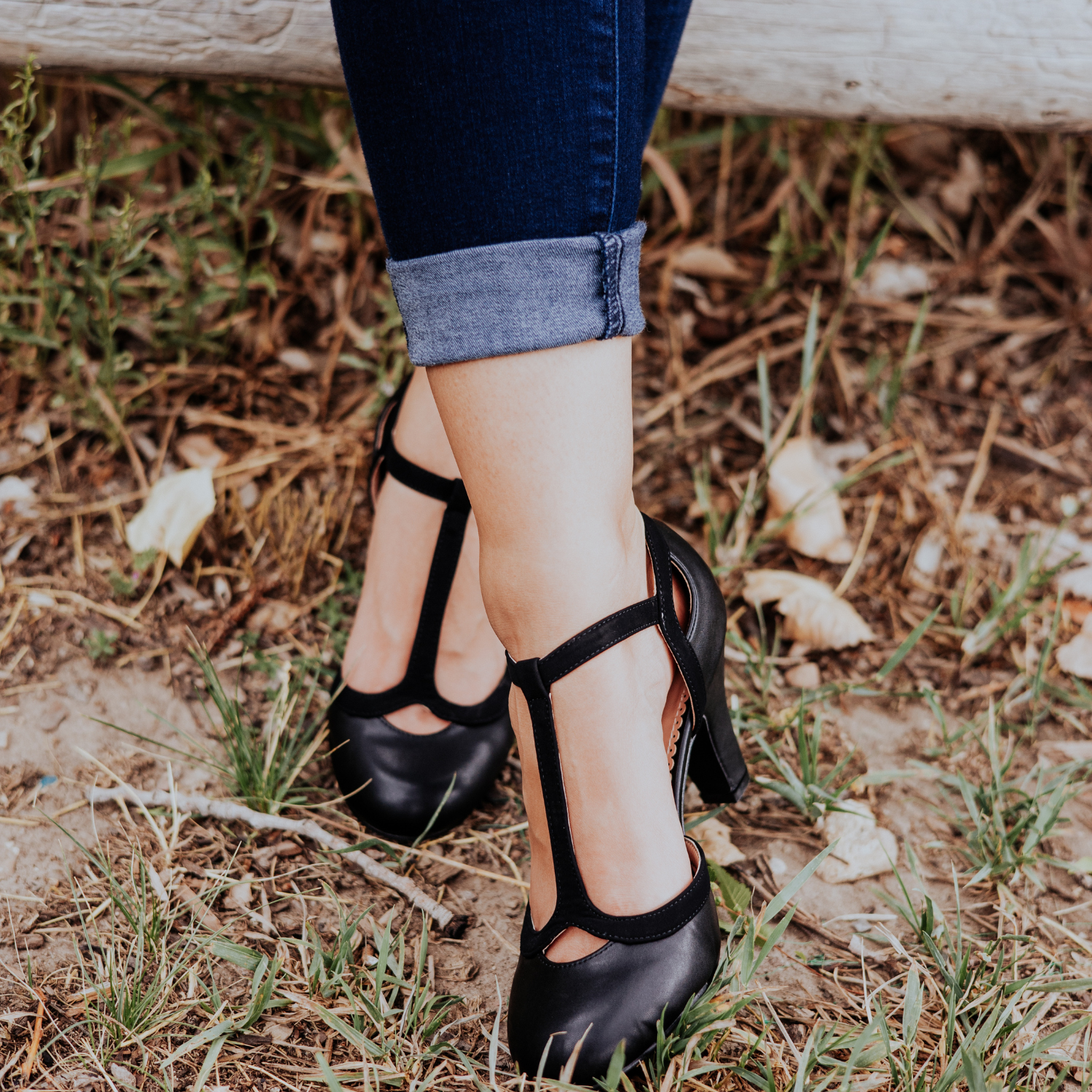 OLINA T-STRAP PUMP HEELS IN NARROW