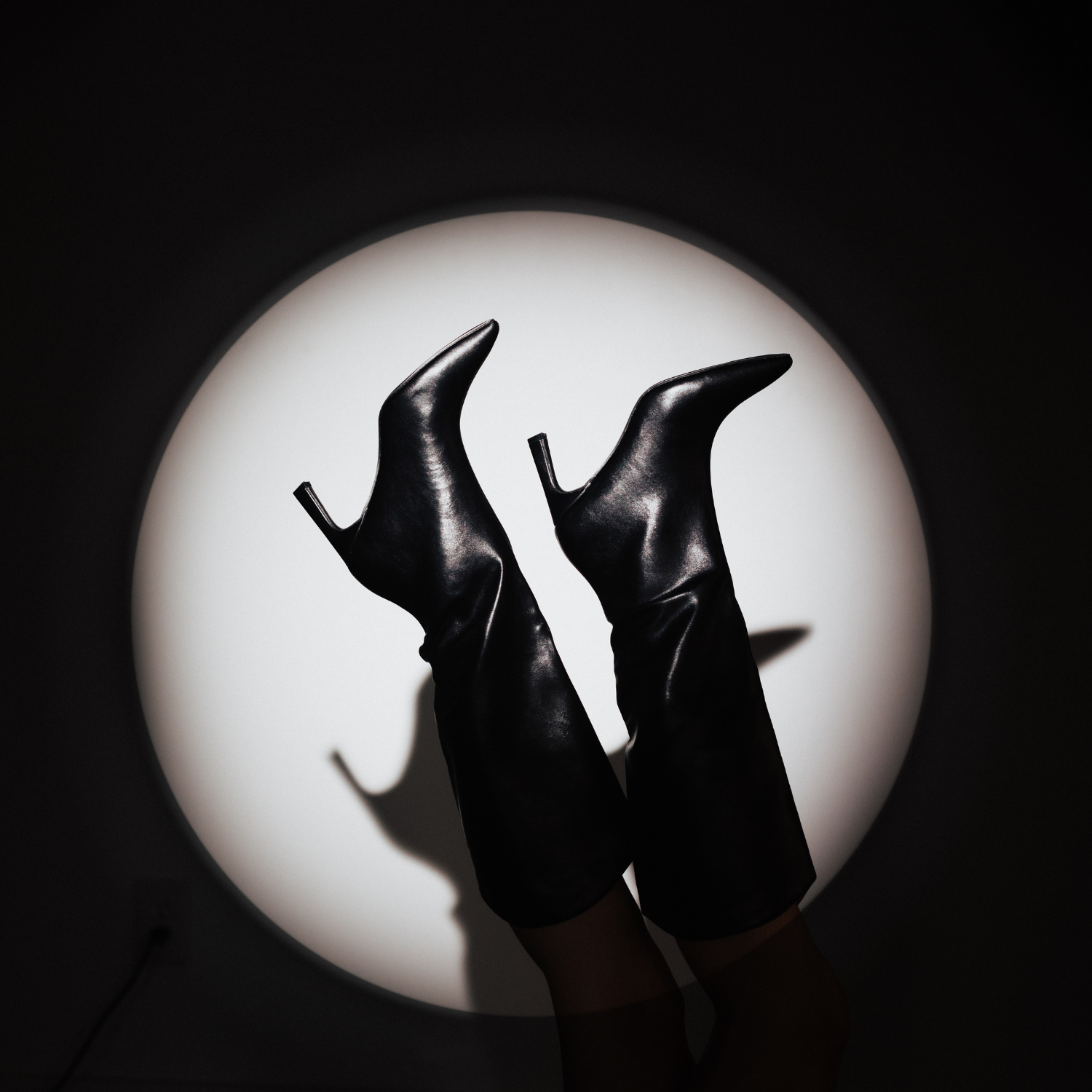 REHELA KNEE HIGH BOOTS IN VEGAN LEATHER