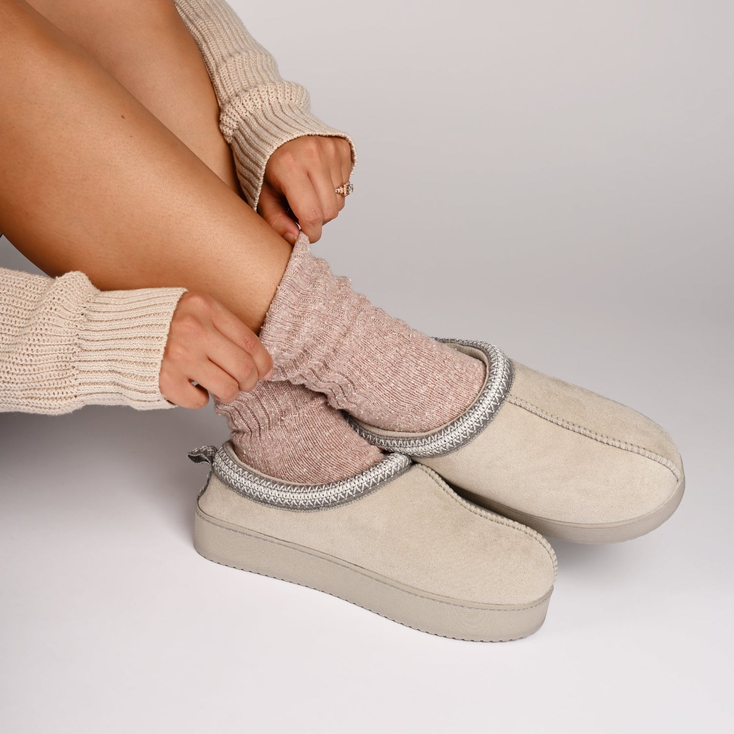 CONNWAY SLIPPERS IN FAUX SUEDE - Grey Faux Suede