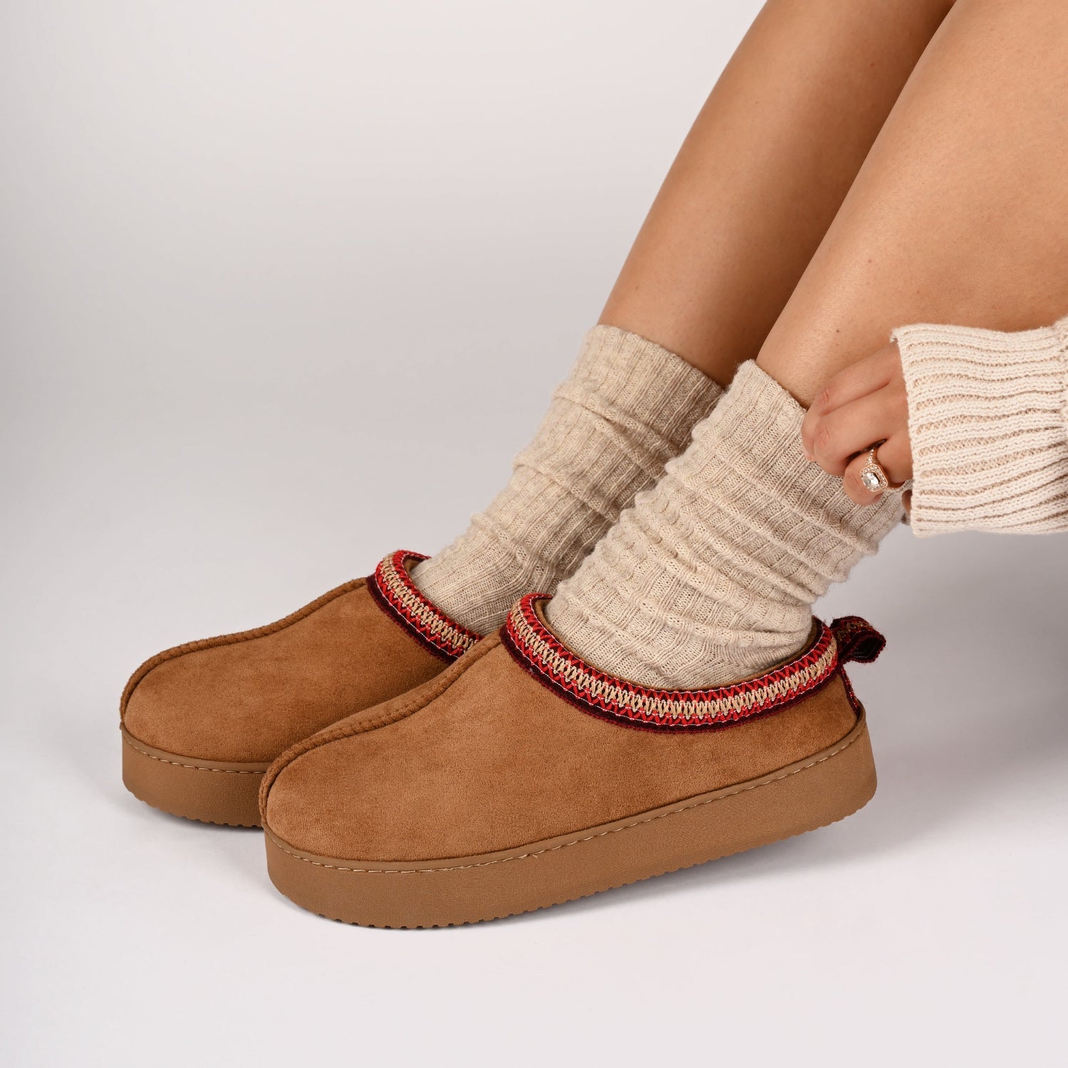 CONNWAY SLIPPERS IN FAUX SUEDE - Tan Faux Suede