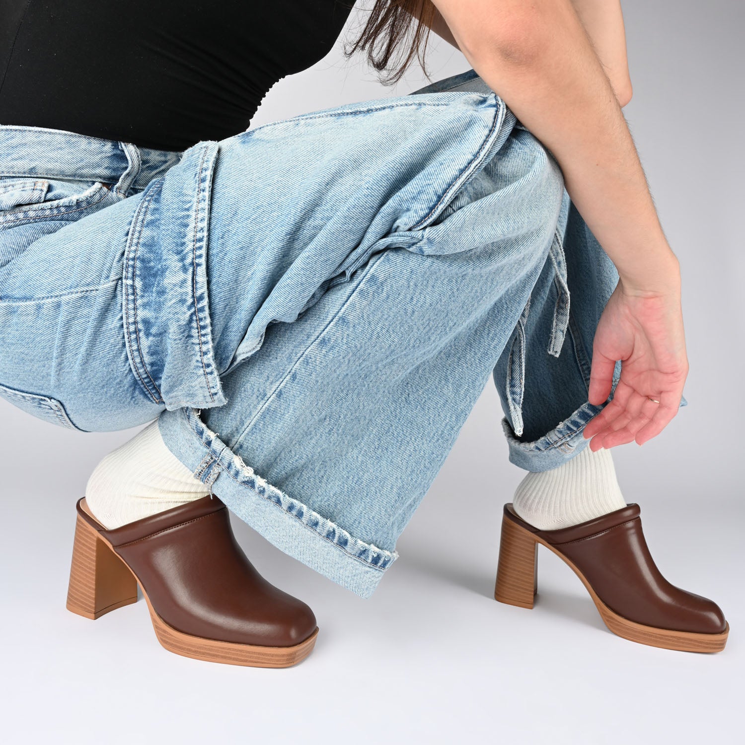 IZARA BLOCK HEELED MULES IN VEGAN LEATHER