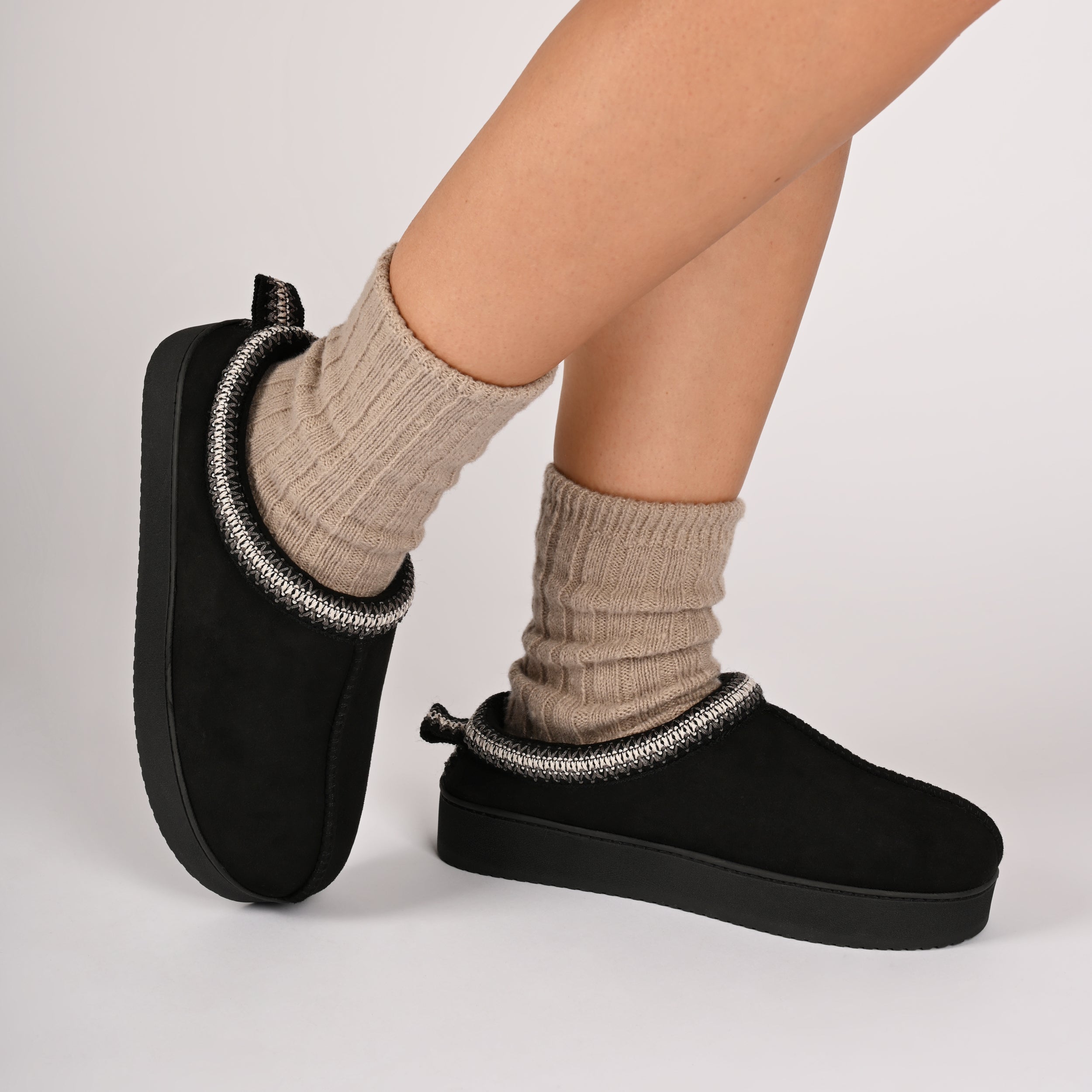 CONNWAY SLIPPERS IN FAUX SUEDE - Black Faux Suede