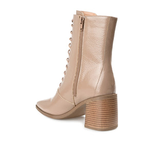 COVVA LACE-UP BOOTIES IN WIDE - Taupe Patent