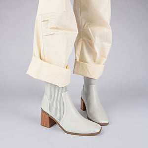 HARLOWE CHELSEA BOOTIES IN WIDE - Off White