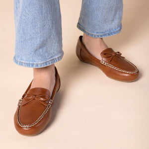 NOVELLA DRIVING LOAFER IN WIDE - Cognac