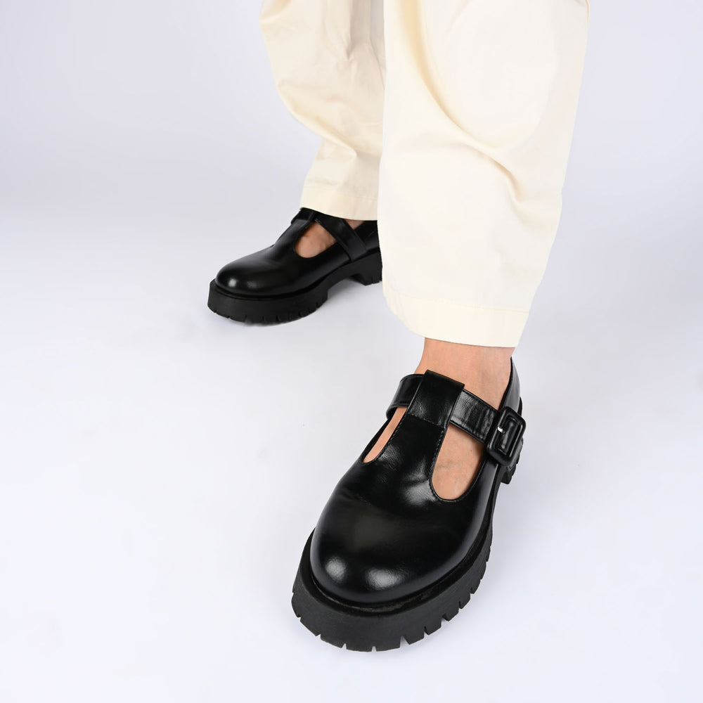 SUVI MARY JANE FLATS IN FAUX LEATHER